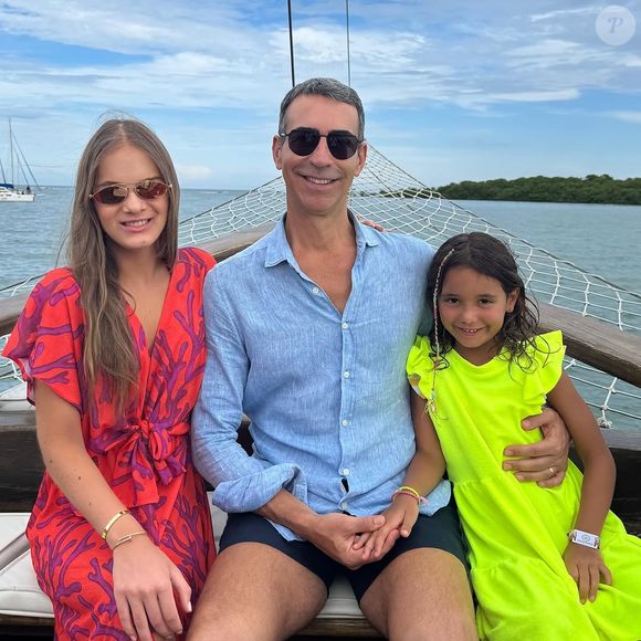 Rafa, usando uma saída de praia estampada com corais de R$ +400, posou ao lado de César Tralli nas fotos.