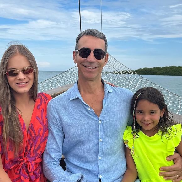 Rafa, usando uma saída de praia estampada com corais de R$ +400, posou ao lado de César Tralli nas fotos.