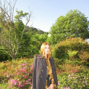 Marina Ruy Barbosa cria look grifado com Labubu pendurado em bolsa de luxo