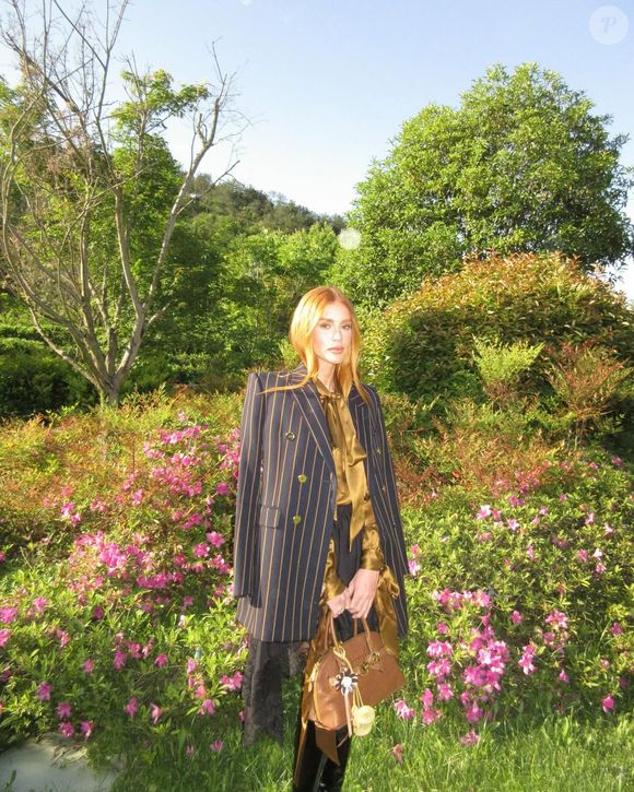 Marina Ruy Barbosa cria look grifado com Labubu pendurado em bolsa de luxo