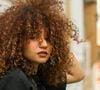 Tendências para cabelo cacheado apostam em movimento, leveza e fios com acabamento natural para renovar o visual sem perder personalidade
