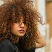 Cortes de cabelo para cabelos cacheados com franja 2026: oito estilos que realçam os cachos e rejuvenescem na hora