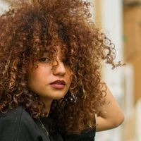 Cortes de cabelo para cabelos cacheados com franja 2026: oito estilos que realçam os cachos e rejuvenescem na hora