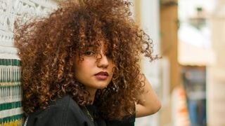 Cortes de cabelo para cabelos cacheados com franja 2026: oito estilos que realçam os cachos e rejuvenescem na hora