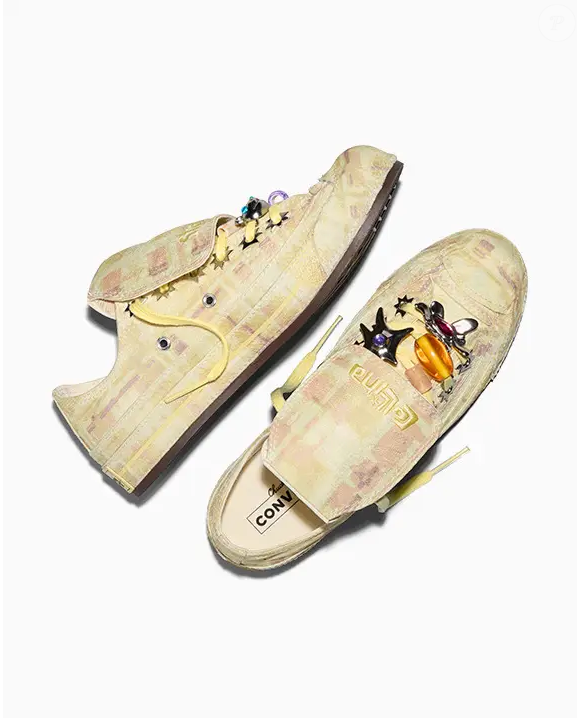 Com uma proposta que mistura o clássico e o irreverente, o lançamento aposta em estampas, cores e acessórios para atualizar um dos modelos mais conhecidos da Converse