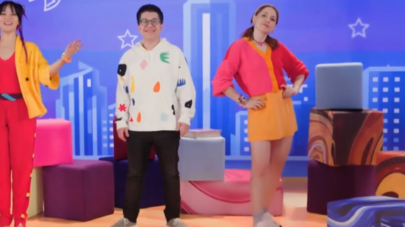 O povo pediu, a Globo ouviu! TV Globinho faz retorno após 11 anos com Letícia Colin, Geovanna Tominaga e mais; abertura de Dragon Ball Z agita a web: 'Volta, tempo'