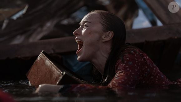 O filme se passa em uma pequena cidade litorânea que, após ser devastada por um furacão, fica com suas ruas alagadas e infestadas de tubarões famintos