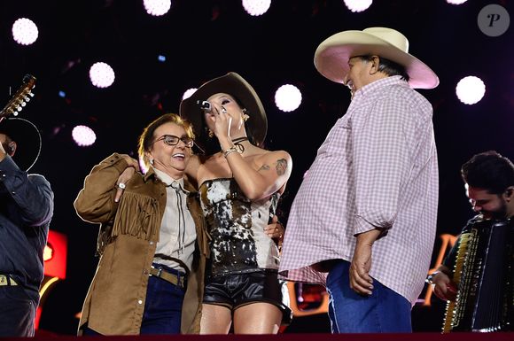 Ana Castela se emocionou com os avós no palco ao gravar novo DVD