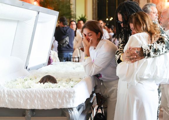 Malu Barbosa também estava bastante emocionada no velório de Preta Gil