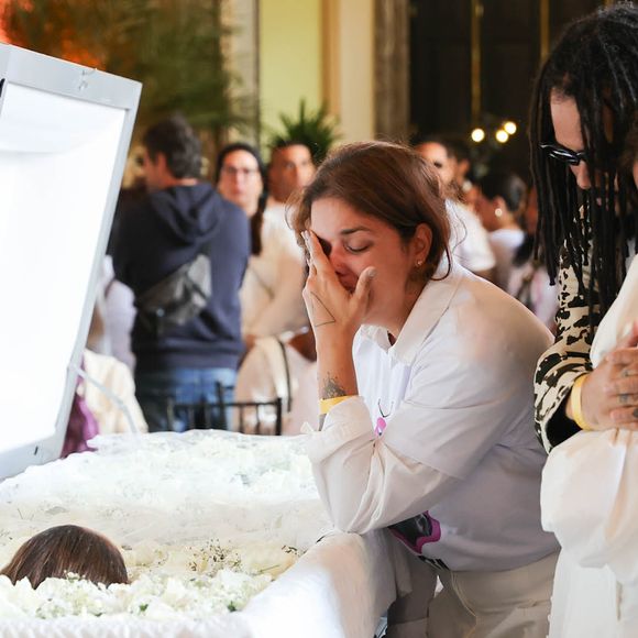 Malu Barbosa também estava bastante emocionada no velório de Preta Gil