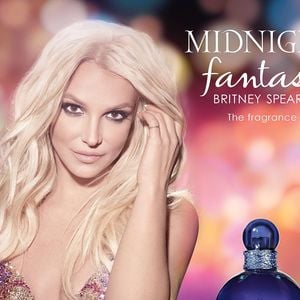 O frasco do Midnight Fantasy também chama atenção ao remeter a um céu estrelado, reforçando a proposta misteriosa da fragrância lançada em 2006