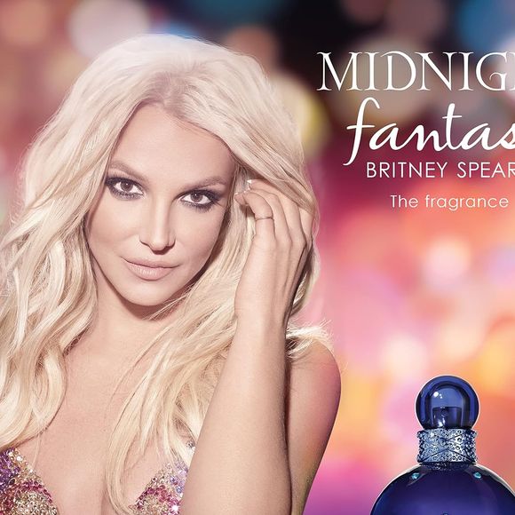 O frasco do Midnight Fantasy também chama atenção ao remeter a um céu estrelado, reforçando a proposta misteriosa da fragrância lançada em 2006
