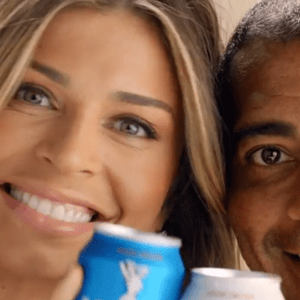 Campanha de Grazi Massafer e Romário tinha com título 'Pelada. O lado Devassa do futebol', que marcava a entrada do ex-jogador como embaixador da marca.