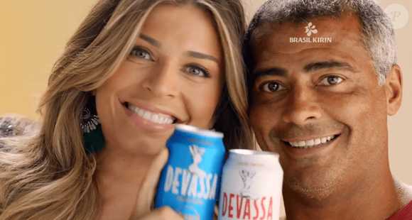 Campanha de Grazi Massafer e Romário tinha com título 'Pelada. O lado Devassa do futebol', que marcava a entrada do ex-jogador como embaixador da marca.