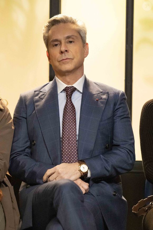 Marco Aurélio (Alexandre Nero) e César (Cauã Reymond) assinam documentos na empresa na novela 'Vale Tudo' capítulo de 15 de outubro de 2025, quarta-feira