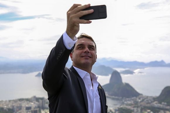 O senador Flávio Bolsonaro (PL-RJ) lidera a votação no primeiro turno das eleições presidenciais de 2026