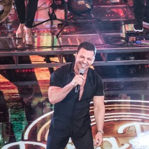 Já nesta foto, feita no antigo 'Domingão do Faustão', Eduardo Costa também ostentava um corpo ainda mais bombado