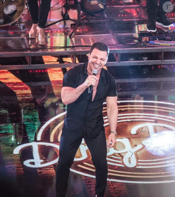 Já nesta foto, feita no antigo 'Domingão do Faustão', Eduardo Costa também ostentava um corpo ainda mais bombado