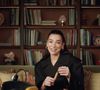 Dua Lipa mostrou à Vogue os objetos que costuma carregar em sua bolsa durante viagens e turnês