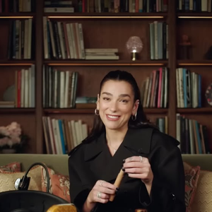 Dua Lipa mostrou à Vogue os objetos que costuma carregar em sua bolsa durante viagens e turnês