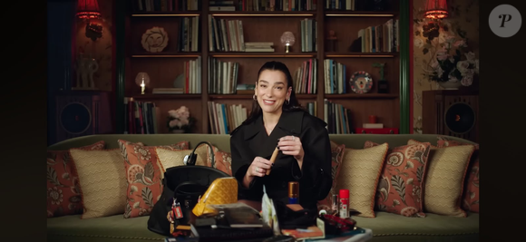 Dua Lipa mostrou à Vogue os objetos que costuma carregar em sua bolsa durante viagens e turnês