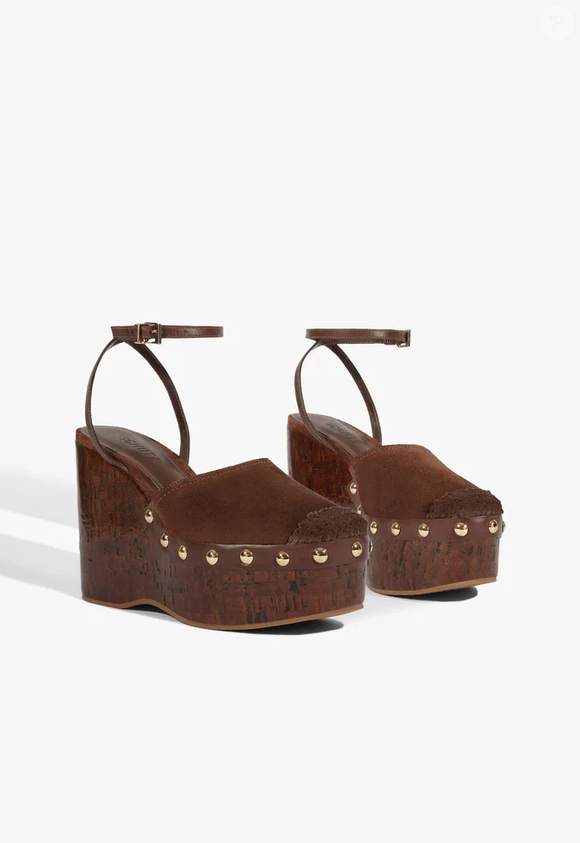 Com pegada boho chic, a plataforma da Schutz combina suede marrom, tachas douradas e amarração no tornozelo em uma releitura sofisticada da moda seventies
