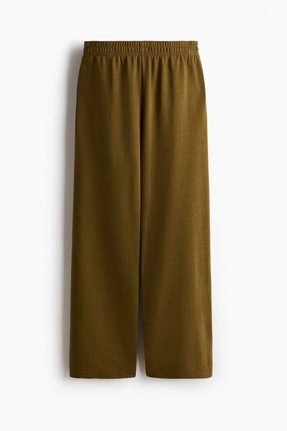 Em verde-azeitona, a calça comfy ganha aparência sofisticada e combina facilmente com peças neutras e minimalistas. Até o fechamento desta matéria, o modelo custava R$ 109,90 na H&M