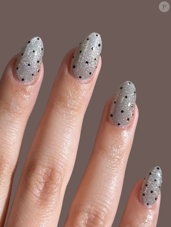 Unhas decoradas com poá seguem em alta por seu efeito delicado e atemporal