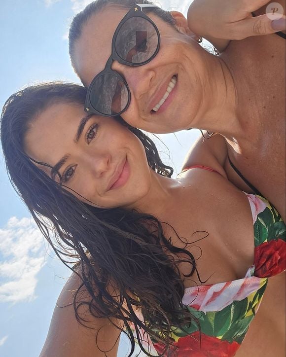 O clique compartilhado por Maisa Silva ao lado de sua mãe impressionou os internautas, que elogiaram pela similaridade entre as duas, comentando que a atriz era a cara de sua mãe.