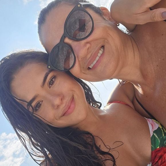 O clique compartilhado por Maisa Silva ao lado de sua mãe impressionou os internautas, que elogiaram pela similaridade entre as duas, comentando que a atriz era a cara de sua mãe.