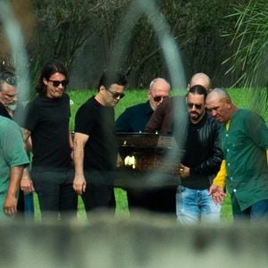 Renner participou do cortejo ao lado do filho de Rick, João Henrique; viúva Geralda Helena também esteve no velório do cantor em Sorocaba