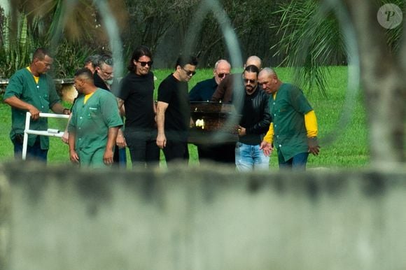 Renner participou do cortejo ao lado do filho de Rick, João Henrique; viúva Geralda Helena também esteve no velório do cantor em Sorocaba