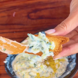 Depois de misturados, Adriane Galisteu rega com um fio de azeite e se delicia com uma torrada fitness