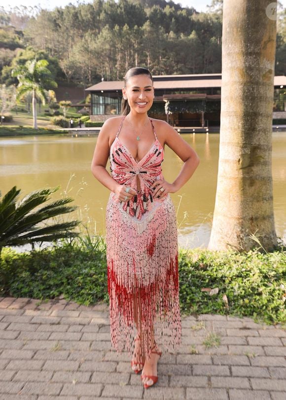 Simone Mendes optou por vestido de grife e com decote para o casamento do humorista Renato Albani com a bailarina Juliana Fructuozo: