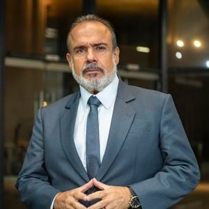 Delegado Jairo (Andre Mattos) descobre tudo sobre o roubo das três graças