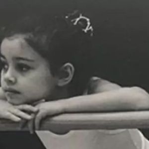 Nascida em 1989, essa mini bailarina nem imaginava que se tornaria uma grande atriz famosa, com papel de destaque em novela da Globo. Reconhece?