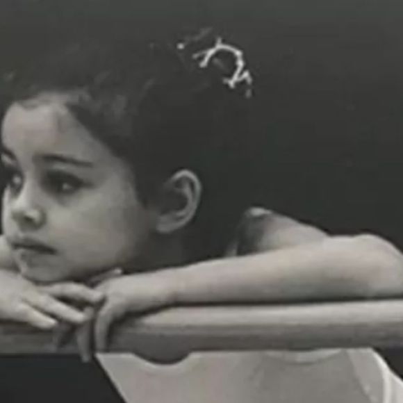 Nascida em 1989, essa mini bailarina nem imaginava que se tornaria uma grande atriz famosa, com papel de destaque em novela da Globo. Reconhece?