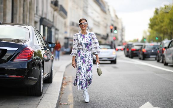 Vestido branco com estampa floral com manga bufante é opção de look para usar no look antes da primavera acabar