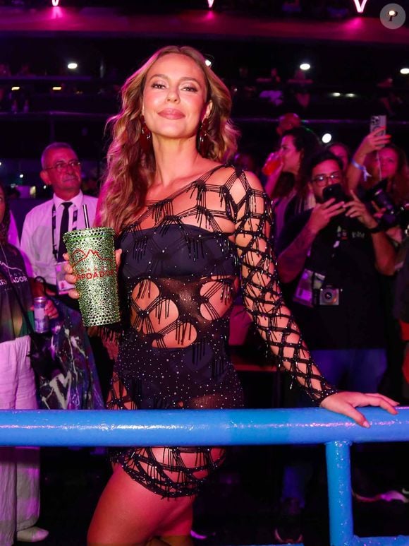 Paolla Oliveira chegou à Sapucaí com look preto antes de desfilar