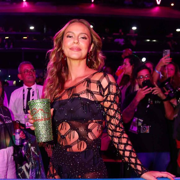 Paolla Oliveira chegou à Sapucaí com look preto antes de desfilar