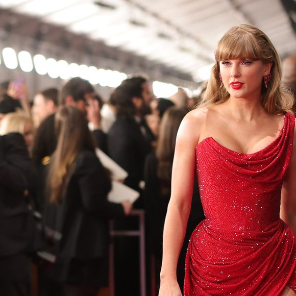 Se você nunca usou uma corrente de coxa ou outra joia corporal antes, elas podem parecer intimidadoras no começo, mas elas dão um toque estiloso a uma roupa mais curta se você estiver usando uma saia, vestido ou shorts