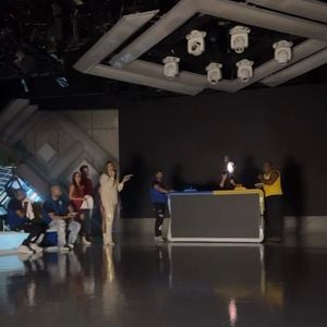 Celso Portiolli ligou a lanterna do celular e apontou para seu rosto