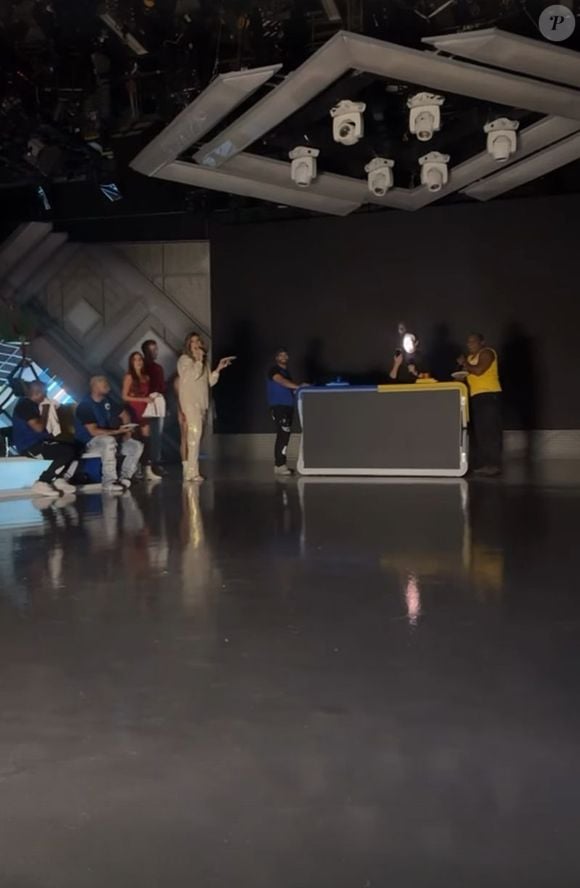 Celso Portiolli ligou a lanterna do celular e apontou para seu rosto