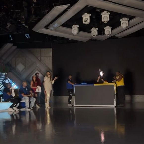 Celso Portiolli ligou a lanterna do celular e apontou para seu rosto