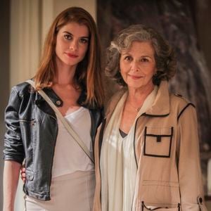 Lívia (Alinne Moraes) sempre gostou da avó, Vitória (Irene Ravache), na novela 'Além do Tempo'