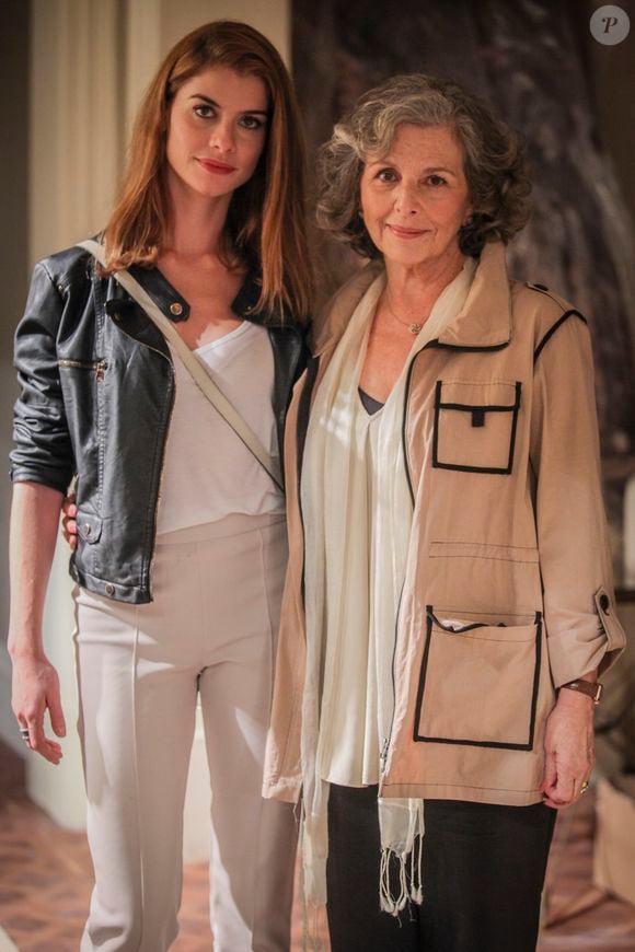 Lívia (Alinne Moraes) sempre gostou da avó, Vitória (Irene Ravache), na novela 'Além do Tempo'