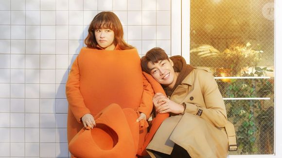 'Olá? Sou Eu!': uma mulher desiludida reencontra sua versão adolescente e passa a questionar as escolhas que a afastaram de quem ela já foi