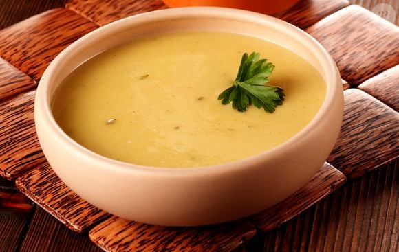 Sopa para tomar em dia frio com receita de Gisele Bündchen: o modo de preparo da sopa é simples e envolve uma panela só, rendendo 4 porções