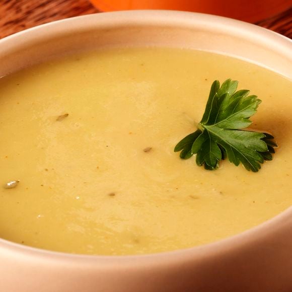 Sopa para tomar em dia frio com receita de Gisele Bündchen: o modo de preparo da sopa é simples e envolve uma panela só, rendendo 4 porções