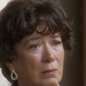 Qual é o final de Maristela (Lilia Cabral) em 'Garota do Momento'? Vilã de Lilia Cabral vai para atrás das grades e encontra uma barata